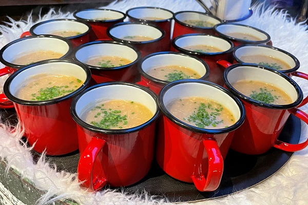 Eibrennsuppe tijdens de vuurschalenwandeling.