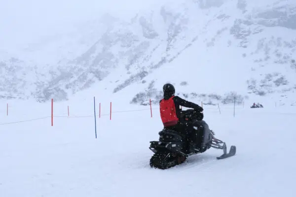 Zelf op een elektrische sneeuwscooter rijden bij het snowXpark in Engelberg