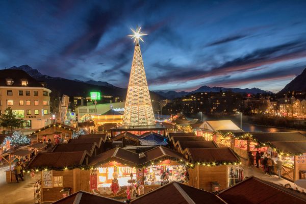 Moderne kerstmarkt op de Markplatz in Innsbruck