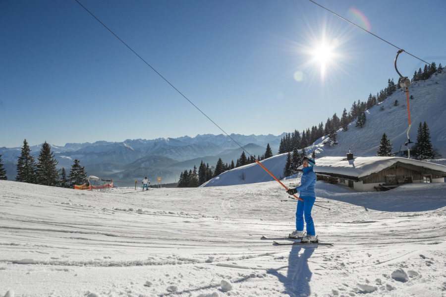 Ouderwets genieten van de sneeuw in Oberbayern. (Foto: Peter von Felbert)