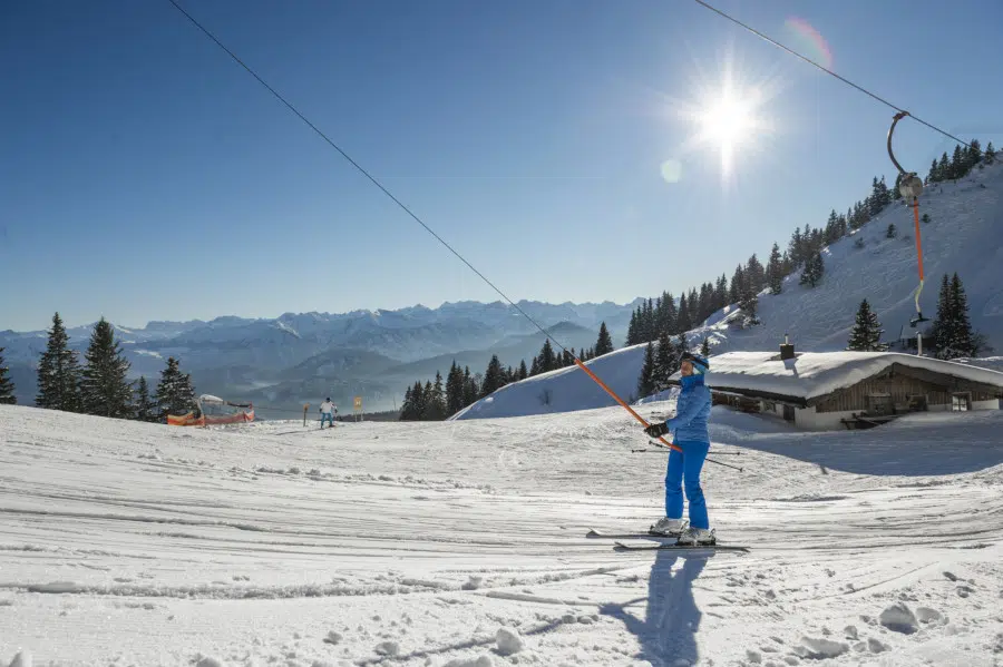 Ouderwets genieten van de sneeuw in Oberbayern. (Foto: Peter von Felbert)