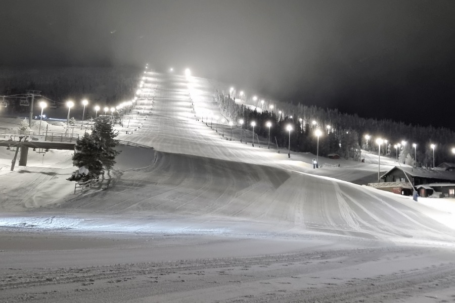 Verlichte pistes in het skigebied.
