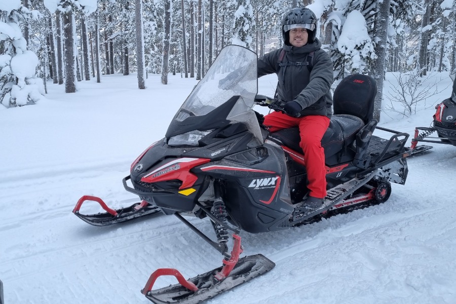 Rudmer op sneeuwscooter.