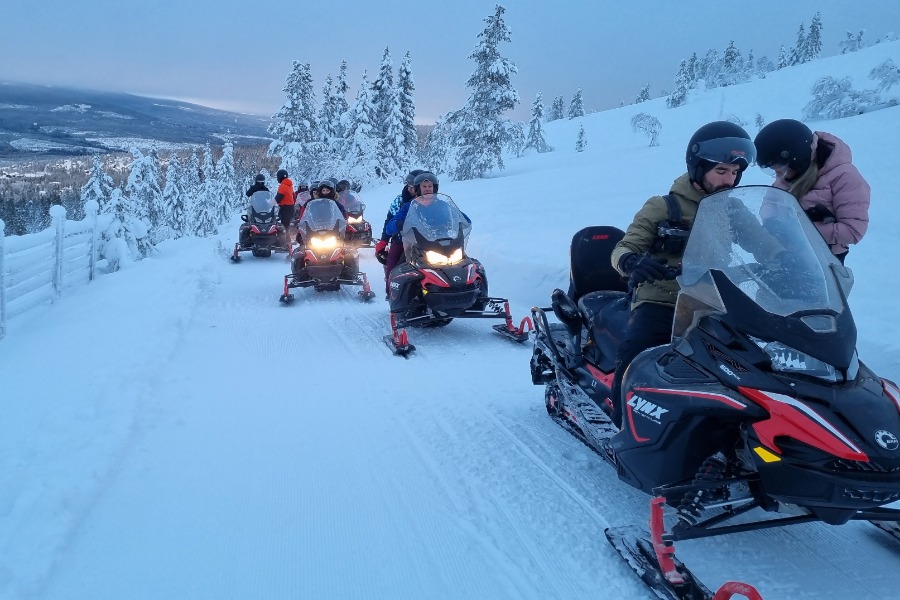 Met de sneeuwscooter op pad tijdens een wintersport in Zweden.