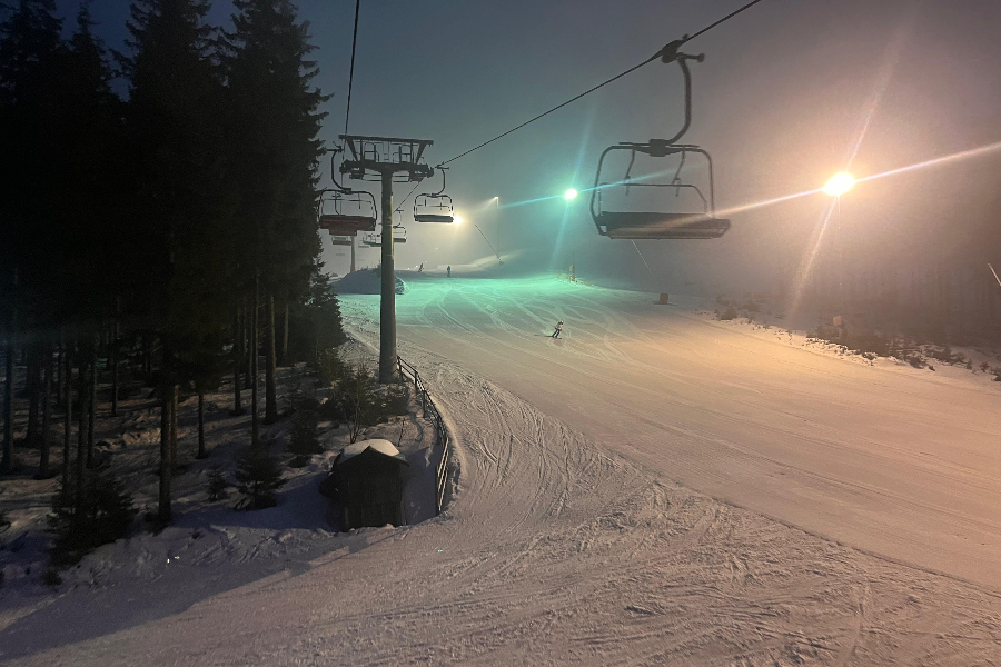 Elke avond van 18:00 tot 21:00 uur kan je in Špindlerův Mlýn ook nachtskiën.