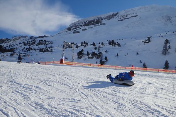 Skileraar laat zien hoe je moet airboarden