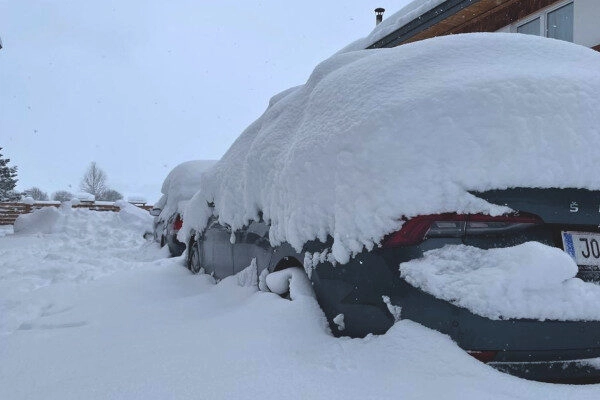 Auto onder de sneeuw