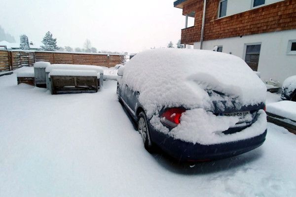 Ondergesneeuwde auto