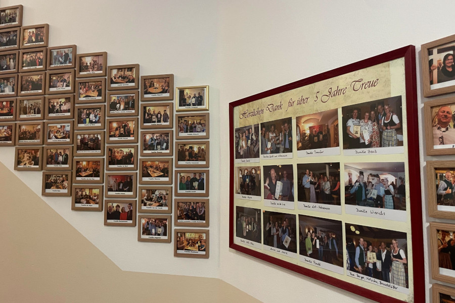 Trouwe stamgasten hangen aan de muur