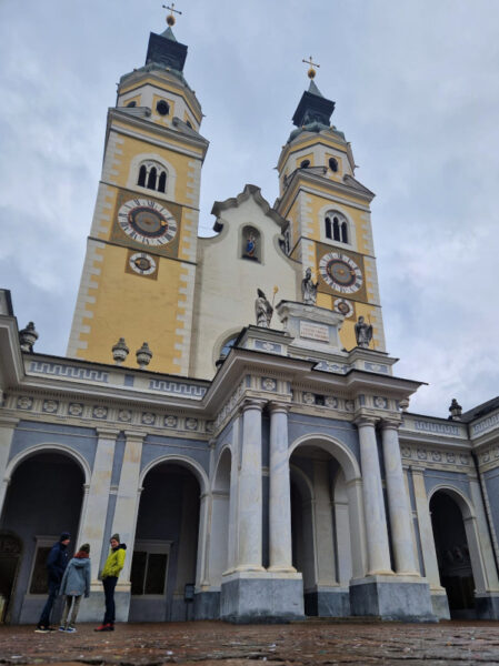 De kerk in Brixen.