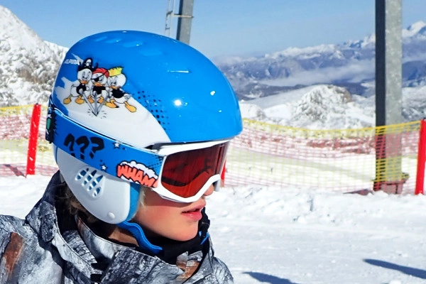 Deze skihelm is ideaal voor koude dagen.
