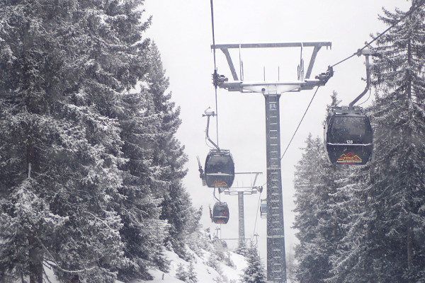 Gondel in Tirol bij sneeuwval
