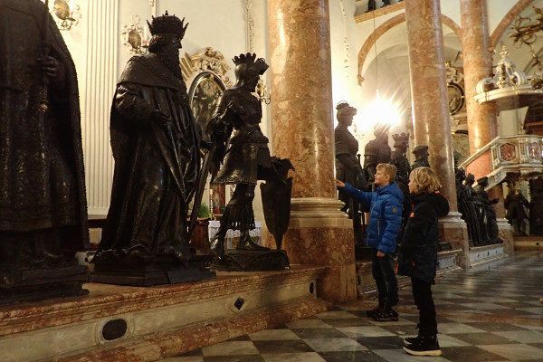 Stedentrip Innsbruck: een bezoek aan de Hofkirche is de moeite waard.