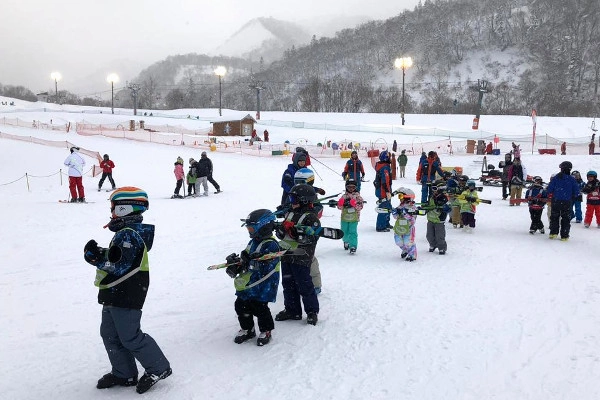 Wintersport bij kuntslicht in Japan.