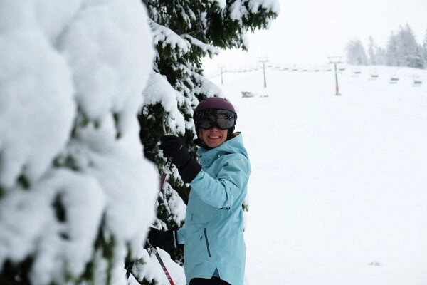 Vizier skihelm bomen en verse sneeuw - blij