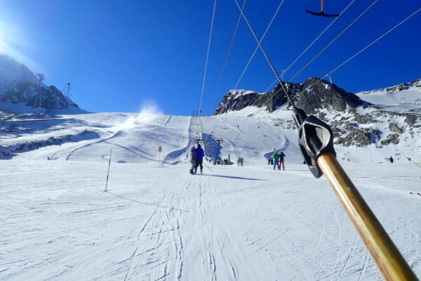 Skien op de Kitzsteinhorn in de sleeplift
