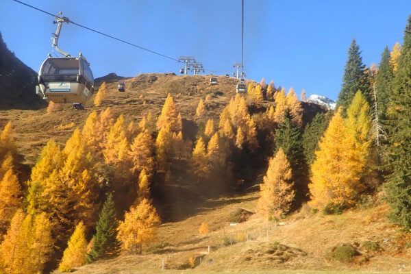 herfst in kaprun, skilift in Oostenrijk met herfstkleuren