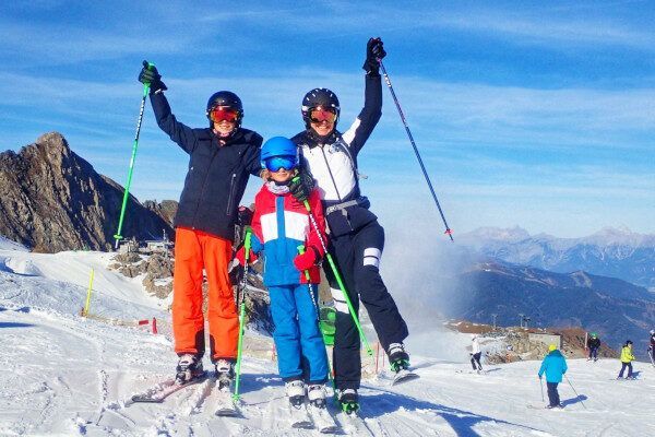 Blij op de pistes, zon en blauwe lucht
