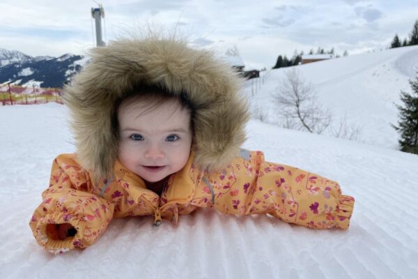 Baby skipak van Reima getest tijdens de wintersport.