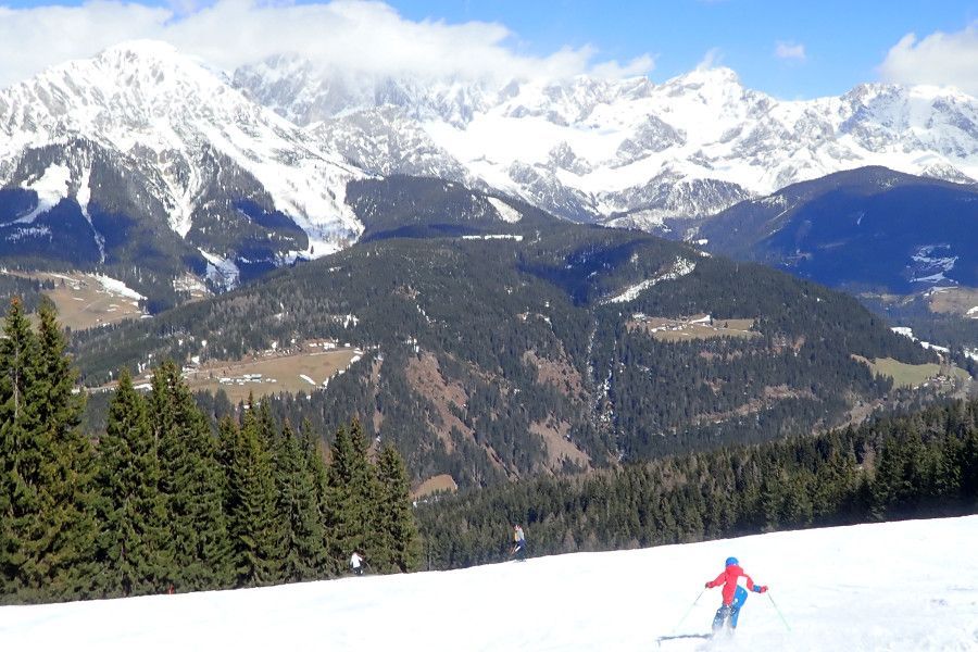 Witte bergtoppen en een groen dal in Filzmoos.