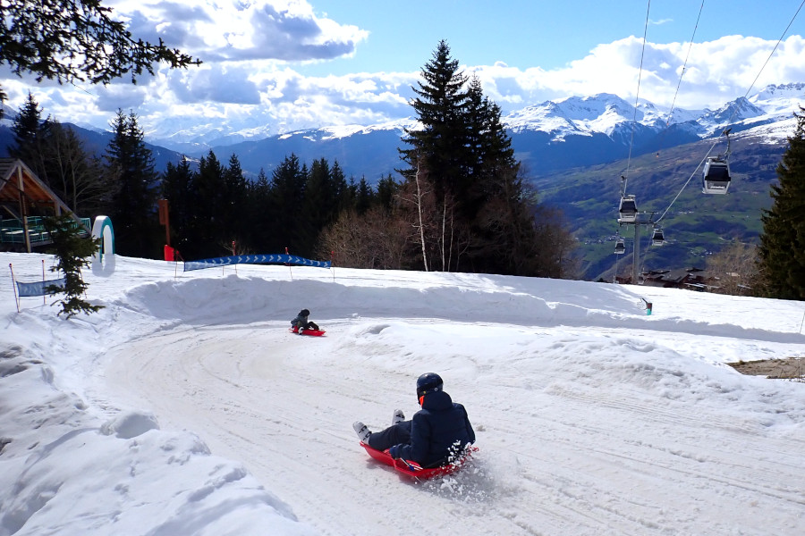 Luge in Frankrijk tijdens wintersport met tiener