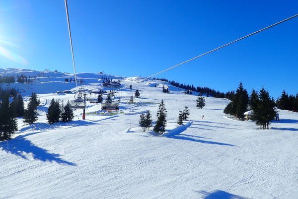 De piste in Flachau is vrijwel uitgestorven.
