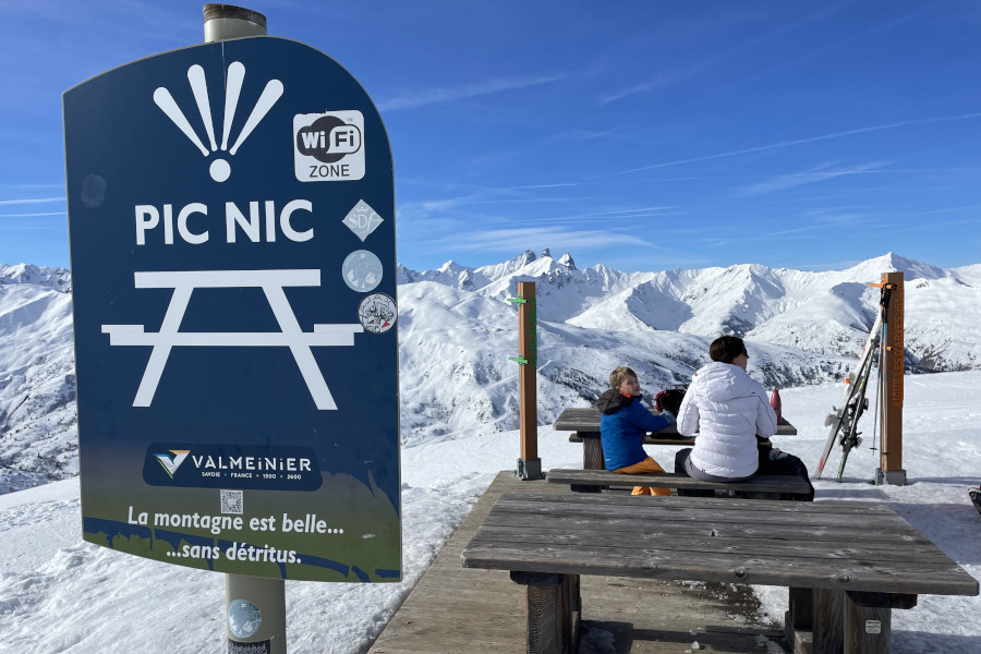 Kenmerkend voor skigebieden in Frankrijk zijn de vele picknick plekken.