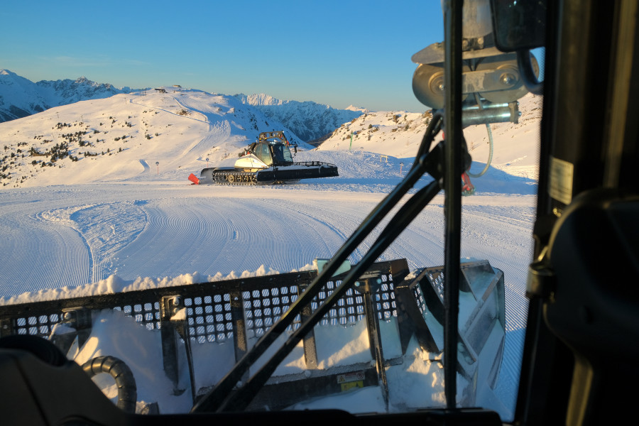 Pistenbully zonsondergang