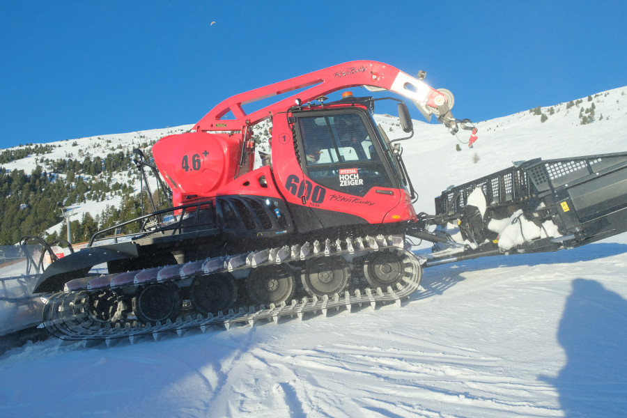 De knalrode Pistenbully 600 Polar