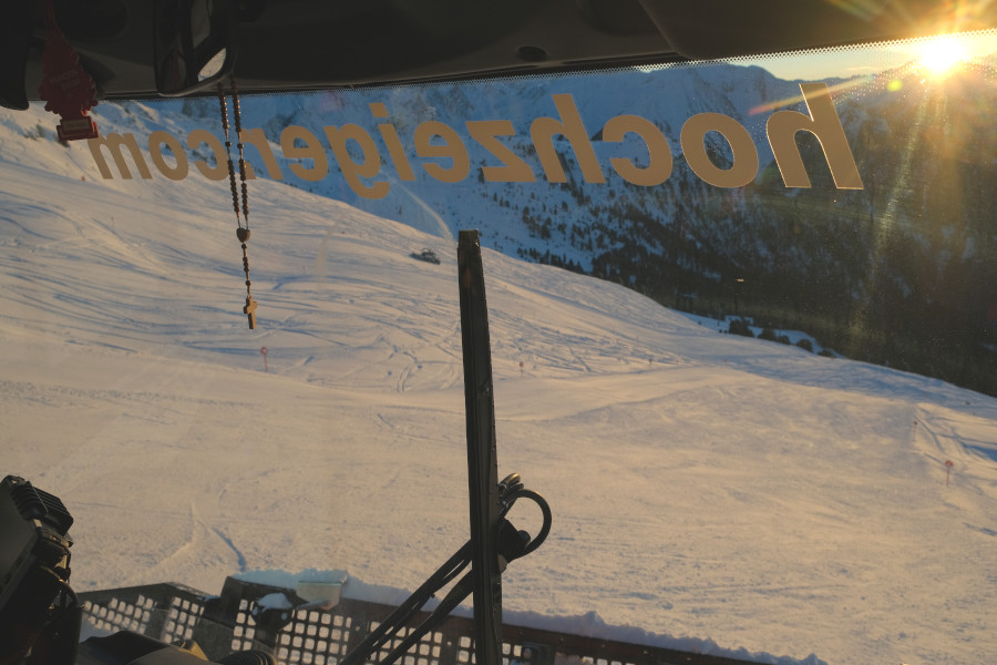 Zonsondergang vanuit de pistenbully.