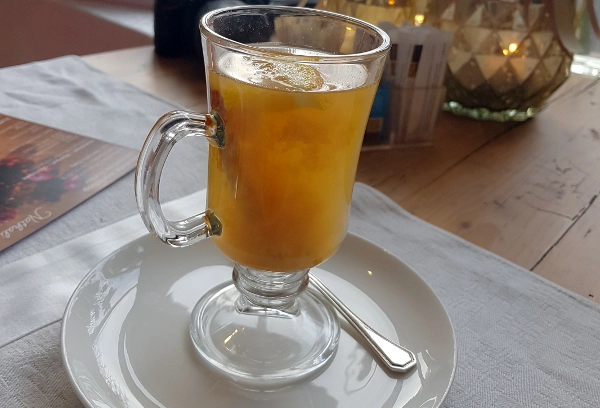 appelpunch is een warme wintersportdrank