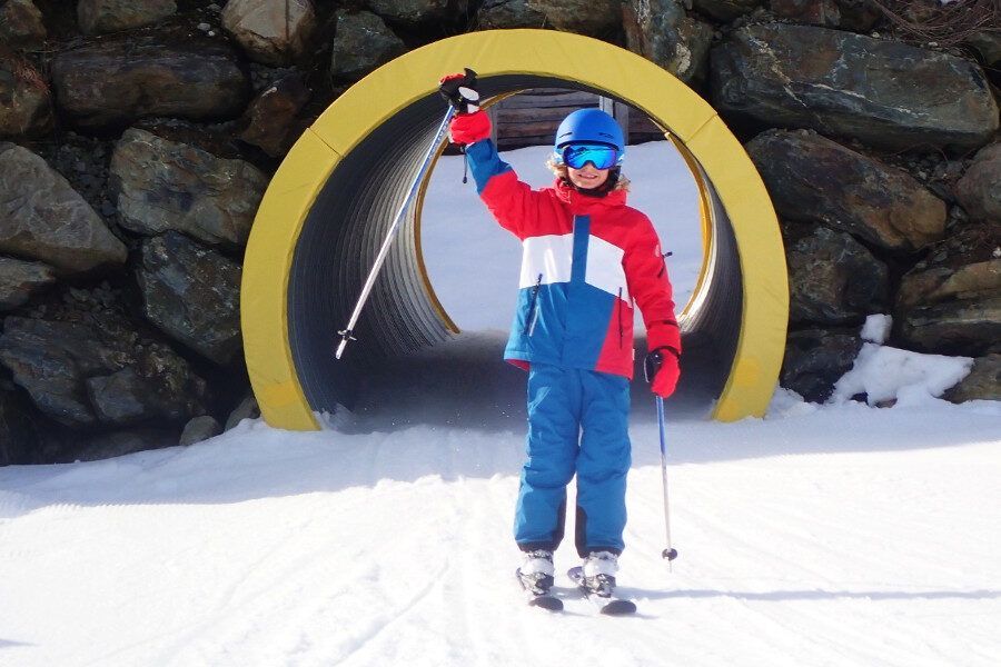 Op veel plaatsen geldt een skihelm verplichting voor kinderen.