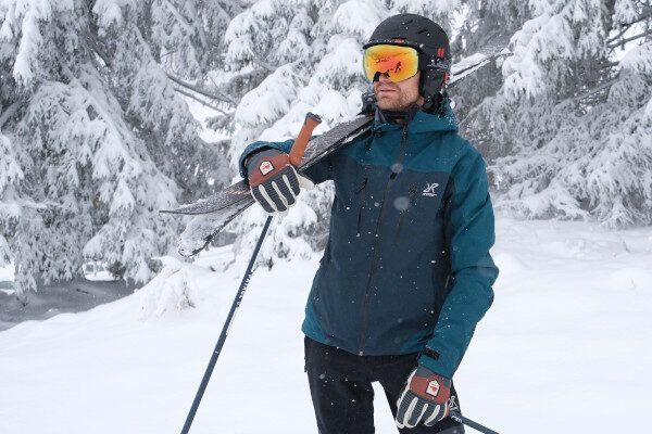 Ski's dragen in de sneeuw met hardshell poeder en skibril