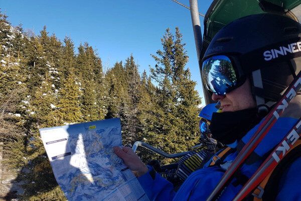 Pisteplan in skilift. Waarheen