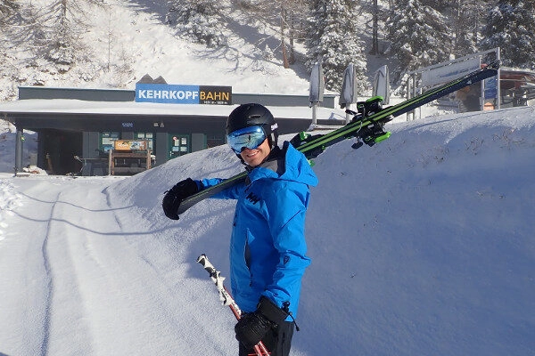 Skibril en skihelm bij de skilift: blauwe lens