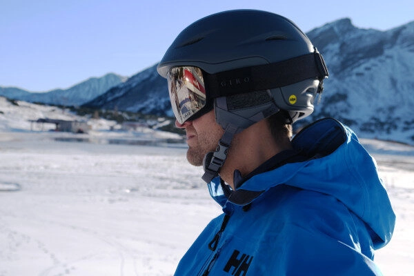 Een goede skibril beschermt tegen sneeuw, kou én zon.