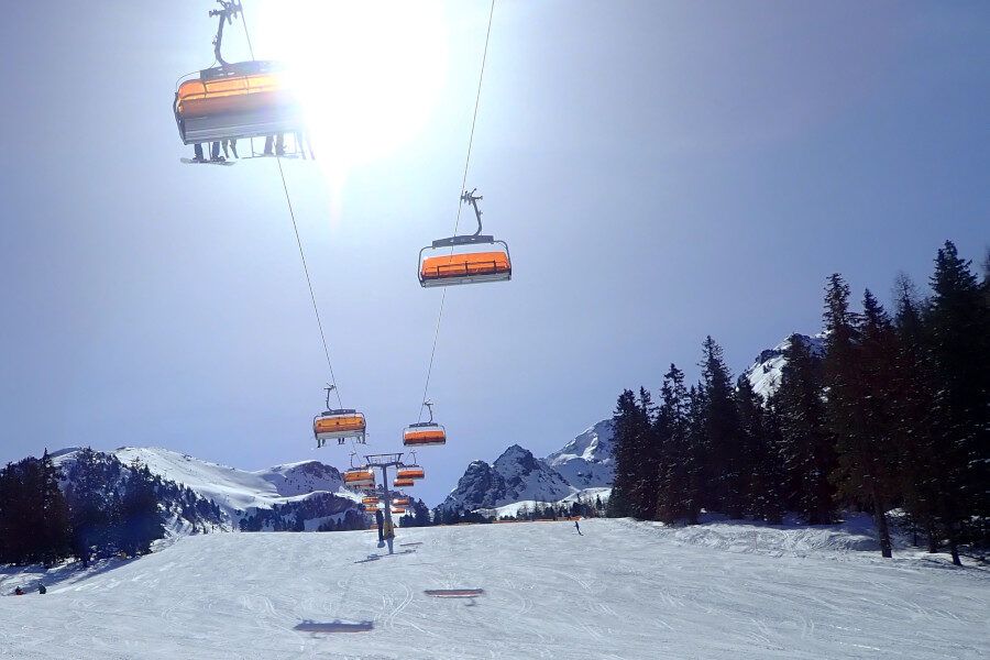 Skigebied Hauser Kaibling, blauwe lucht en zon