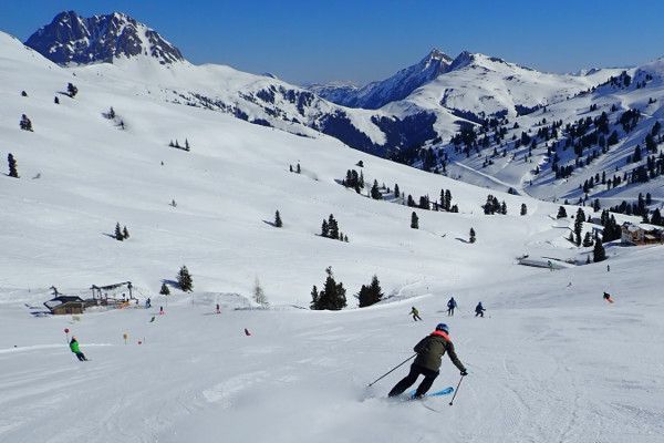 De 'autobahn' is een lange brede blauwe piste in dit makkelijke skigebied.