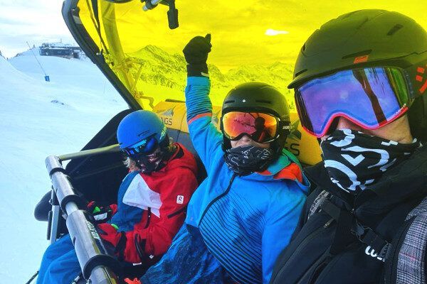 Blije kind in skilift