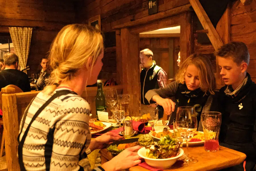 SkiWelt eten in een restaurant tijdens wintersport met tieners