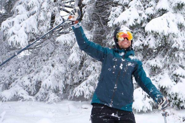 sneeuw, blij, skistokken, skibril en revolution race