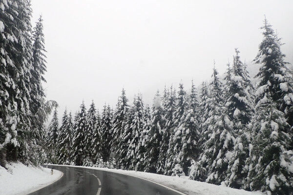 Sneeuw langs de weg winter straat