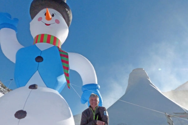 Oostenrijk bouwt grootste sneeuwpop ter wereld!