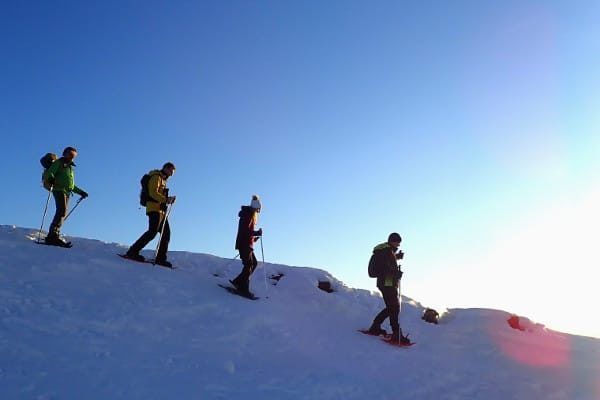 sneeuwschoenwandelen bij zonsondergang