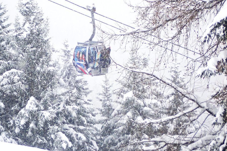 Tijdens een wintersport in januari kan het enorm hard sneeuwen.
