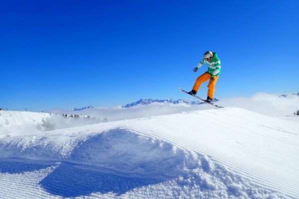 Eerste wintersport? Zo kies je tussen skiën of snowboarden