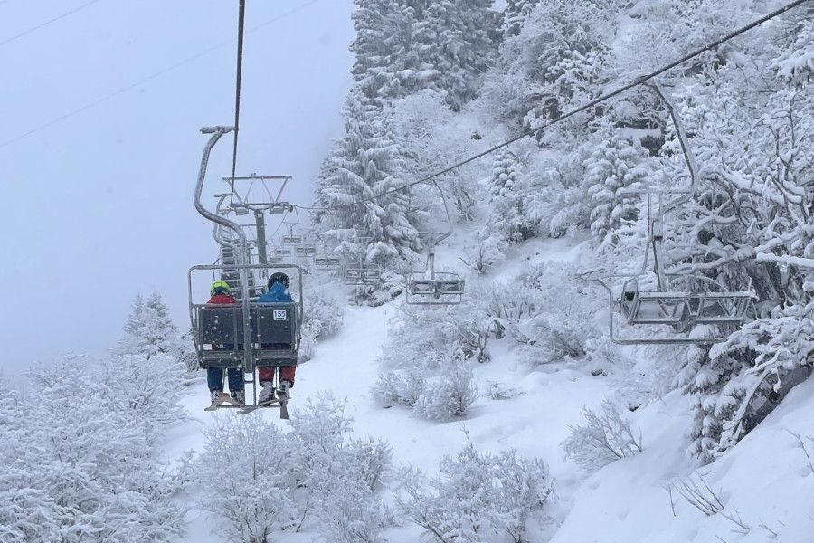 Sneeuwval in stoeltjeslift