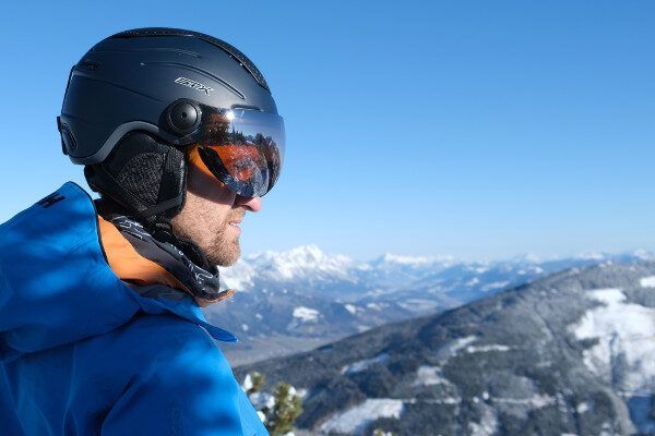 DE STX vizierhelm heeft een oranje vizier.