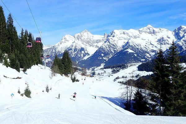 Hochkonig bij Maria Alm dalafdaling in de zon.