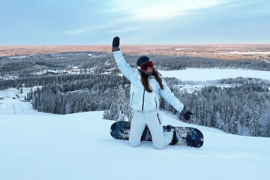 Skiën tussen bossen en bevroren meren: dit is skigebied Vuokatti in Finland